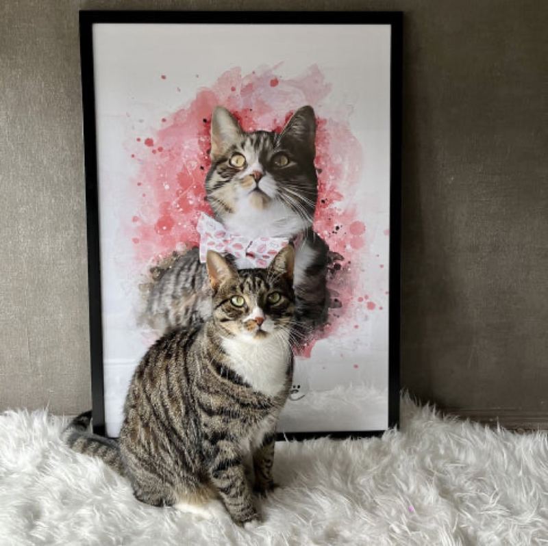 Een cyperse kat zit op een zacht kleed voor haar roze waterverf portret