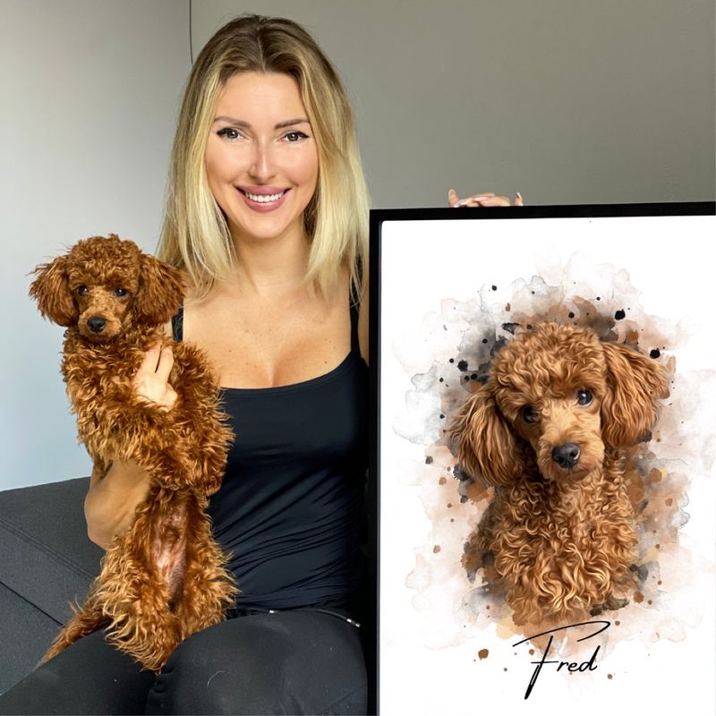 Een vrouw houdt haar poedel Fred vast naast zijn portret
